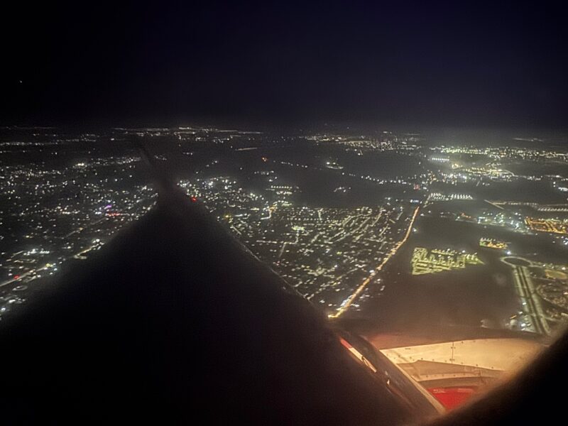 Vue par le hublot pendant l'approche sur l'aéroport d'Almaty, à bord du vol FS7162 (Kazakhstan)