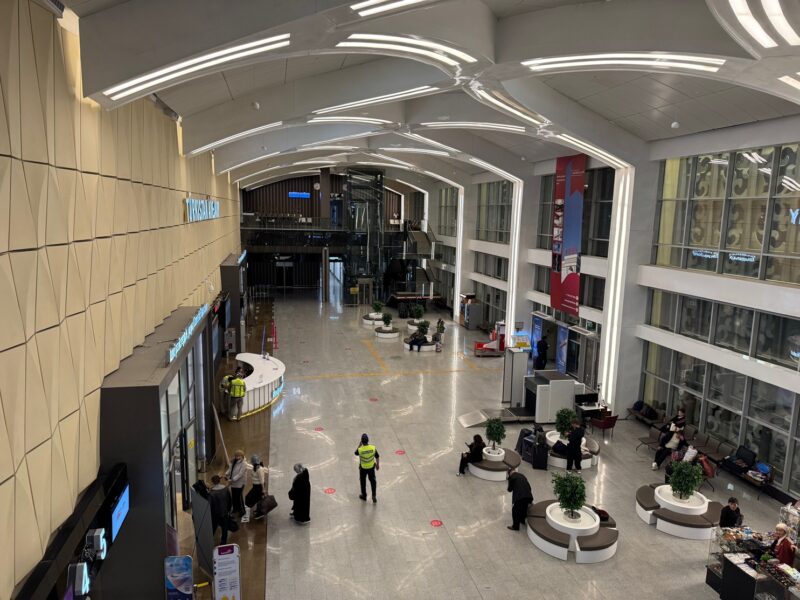 La vue sur le terminal depuis la mezzanine, où un petit restaurant permet de boire un verre et manger un bout en attendant