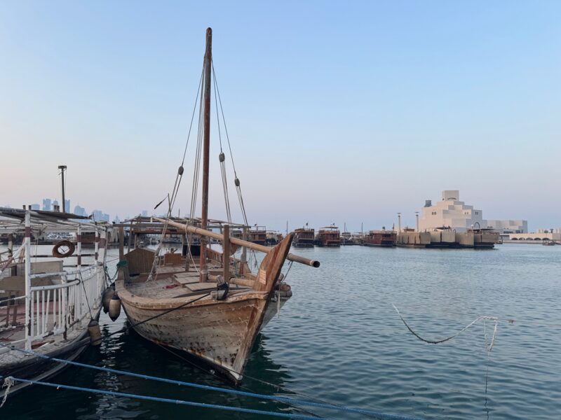 Des Shu'i amarrés le long de la Corniche de Doha, avec le musée d'Art islamique en arrière-plan
