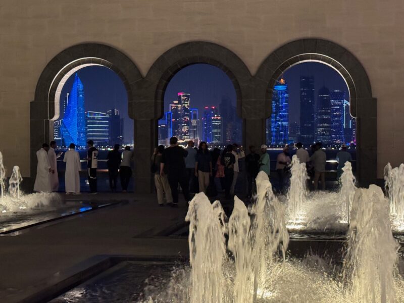 La vue sur la skyline de West Bay depuis la terrasse du musée d'Art islamique de Doha (Qatar)