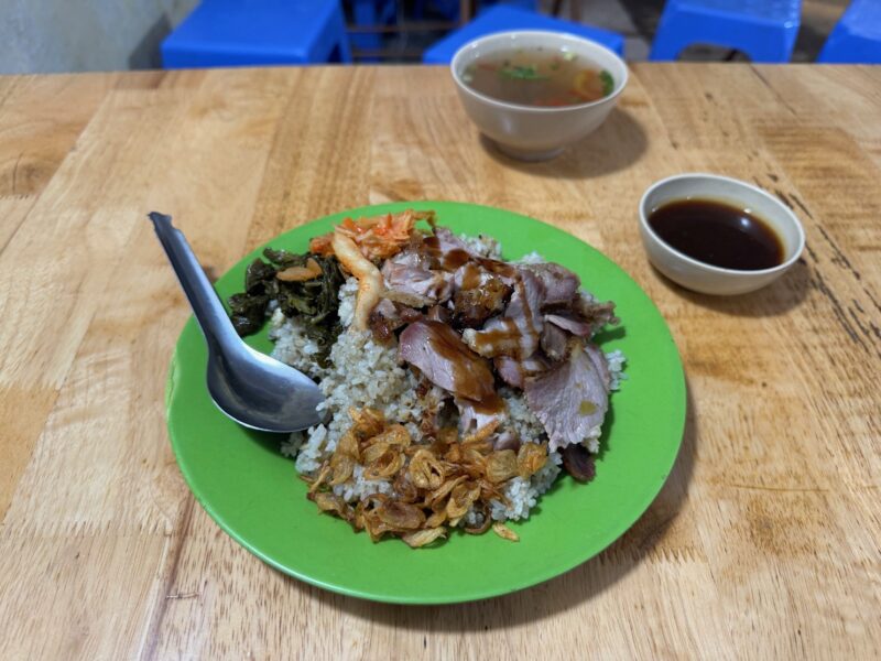 Un xá xíu (plat de porc laqué), mon premier repas à Hanoï, dégusté dans une modeste gargote de rue