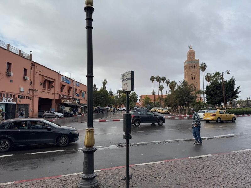 L'arrêt du bus n° 19 au niveau de Place Jemaa el Fna, en face de la mosquée Koutoubia, où descendre pour rejoindre la médina de Marrakech