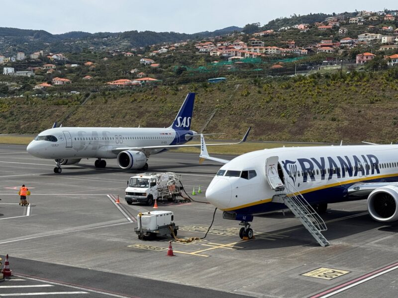 Un Airbus A320neo de SAS en train de se garer à côté d'un Boeing 737 de Ryanair, après son atterrissage à l'aéroport de Funchal (Madère)