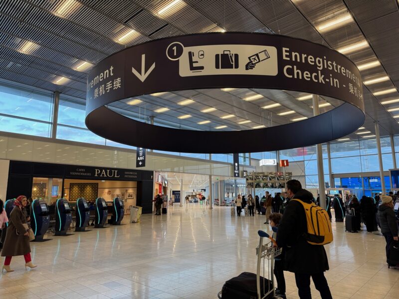 À l'entrée du hall 3 d'Orly, de nombreuses bornes permettent aux passagers des vols Transavia d'imprimer leurs cartes d'embarquement et leurs étiquettes de bagages