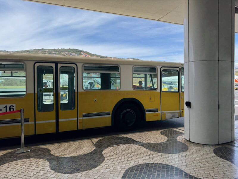 L'aéroport Cristiano Ronaldo de Funchal opère des bus plutôt vintages pour procéder à l'embarquement des passagers au large !