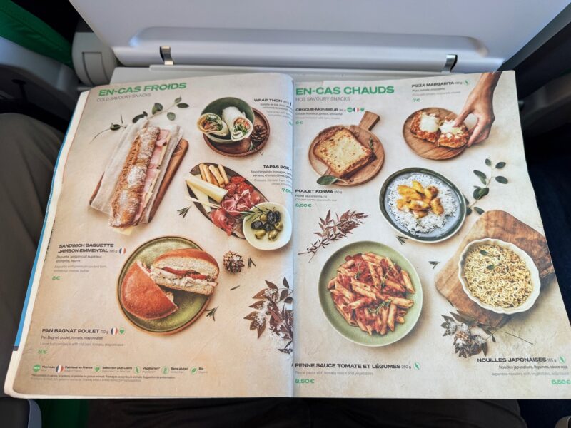 À bord de ses vols, Transavia France propose plusieurs options froides et chaudes (payantes), à prix fort (ici, la carte en mars 2026)