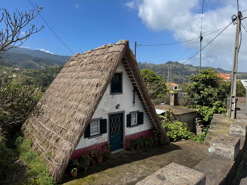 Une maison traditionnelle de l'île de Madère, avec son toit triangulaire, à Santana