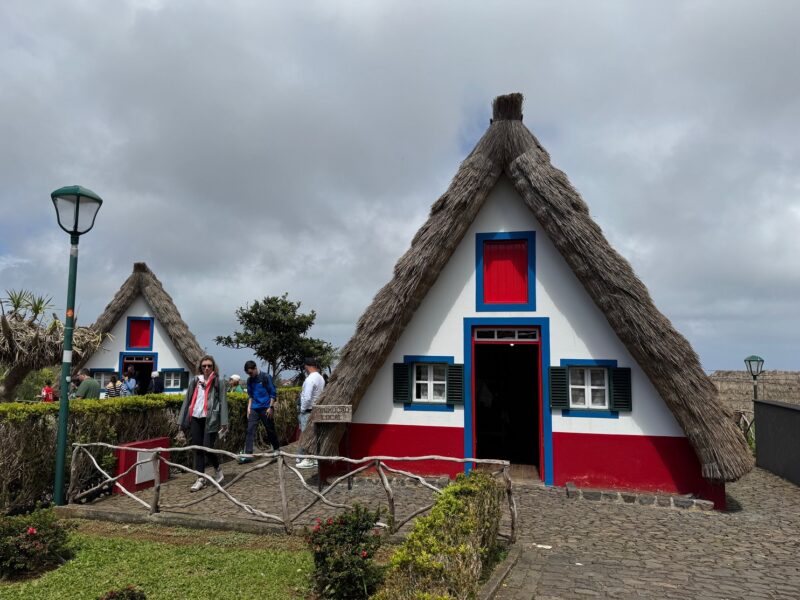 Dans le centre-ville de Santana, les maisons traditionnelles abritent des boutiques pour touristes qui n'ont malheureusement plus rien d'authentique