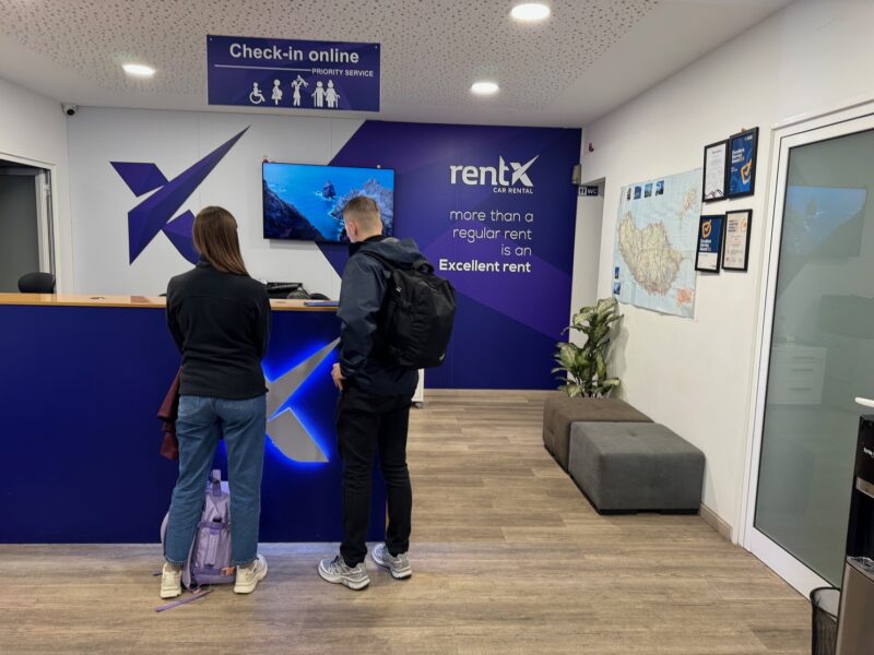 Les comptoirs du loueur de voiture RentX, situés à Machico (à 10 minutes de route de l'aéroport de Funchal, à Madère)