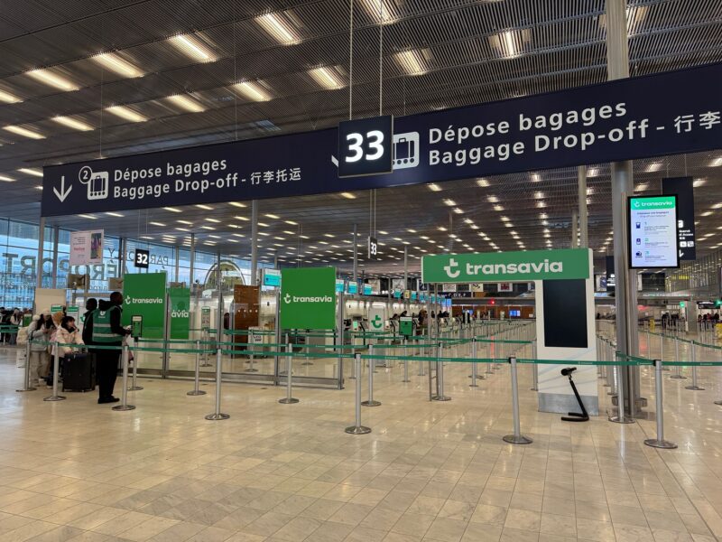 Les comptoirs de dépose bagages de la compagnie aérienne Transavia à l'aéroport d'Orly