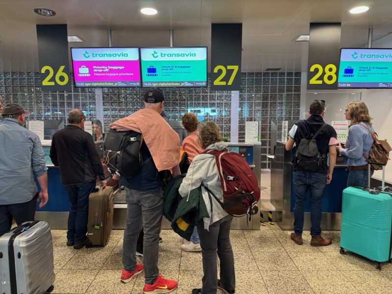 Les comptoirs d'enregistrement de Transavia proposent une file prioritaire, mais il y a peu de monde et la file normale est aujourd'hui plus rapide