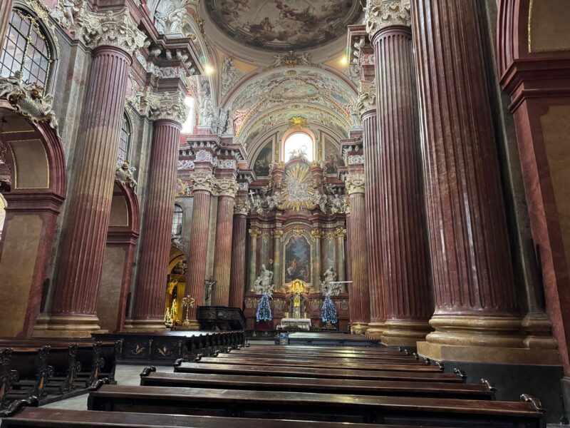 L'intérieur de la basilique collégiale de Poznan, dédiée à Saint-Stanislas, est richement décoré
