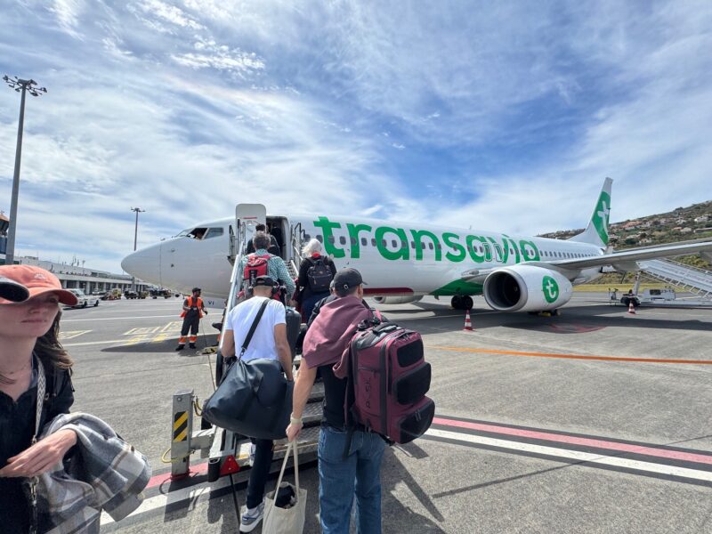 Un Boeing 737-800 de Transavia France, pendant l'embarquement du vol TO7697 à l'aéroport de Funchal (Madère), en avril 2026