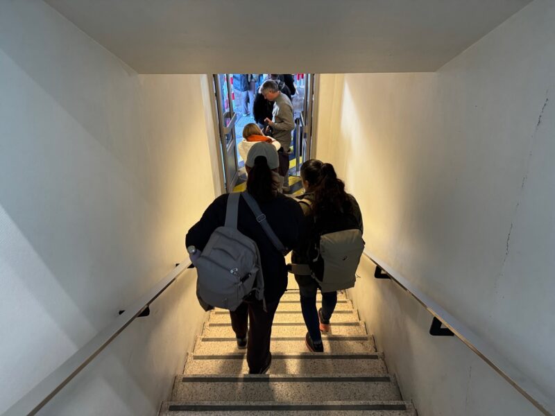 Cet escalier étroit nous fait descendre jusqu'au bus, qui nous mènera vers le point de parking au large où est garé notre appareil