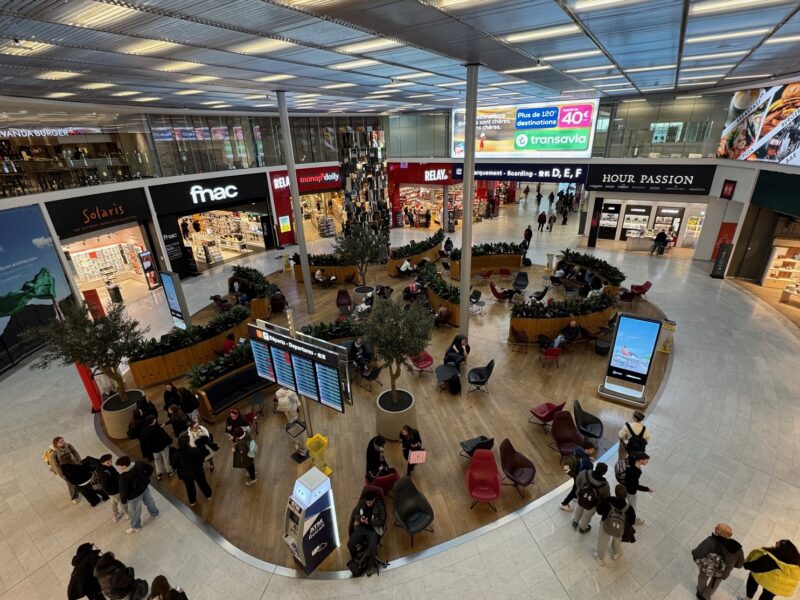Après le duty-free, l'aéroport d'Orly propose un vaste espace agora avec plusieurs boutiques et des espaces de restauration à l'étage