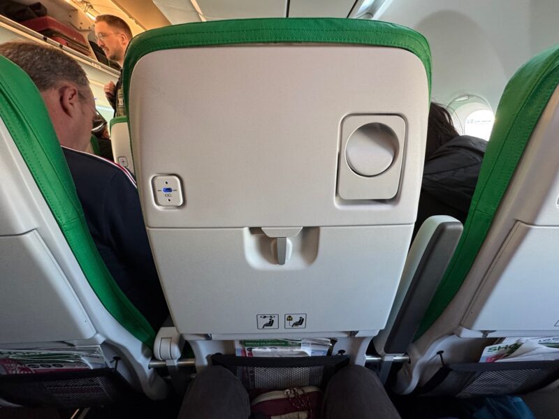 Bonne surprise : l'Airbus A320neo de Transavia offre un espace satisfaisant pour les jambes, dans une cabine moderne équipée de prises USB-C, actives durant l'embarquement