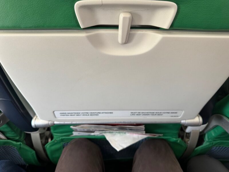 Vue sur l'espace pour les jambes, à bord du Boeing 737-800 de Transavia France entre Funchal et Paris-Orly