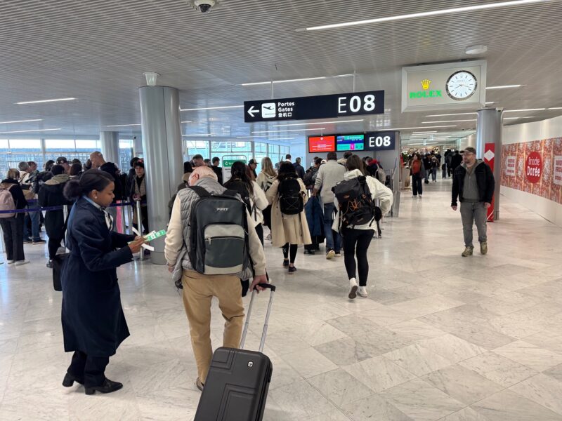 La file d'attente en porte E08, au moment d'embarquer pour le vol TO7694 de Transavia France vers Funchal (Madère)