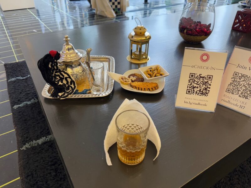 Les formalités d'accueil sont un peu longues : heureusement, à Marrakech, on sait faire patienter... (avec un bon thé à la menthe et quelques pâtisseries !)