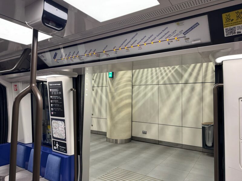 À 20h50, soit 20 minutes après l'heure théorique d'arrivée, j'ai récupéré mes valises et je suis déjà dans le métro 14 en direction de Paris !