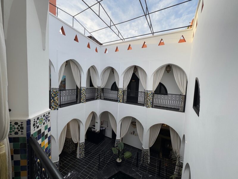 L'intérieur typique du riad où j'ai logé lors d'un séjour au cœur de la médina de Marrakech