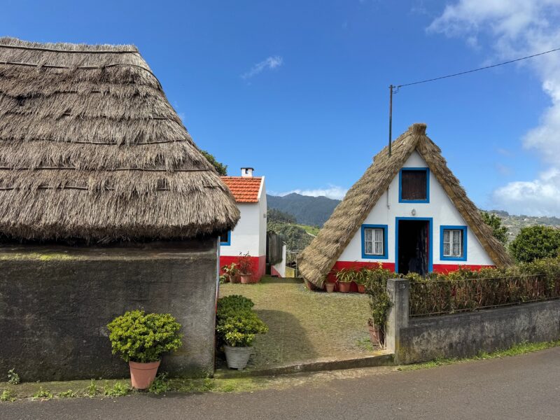 Des maisons typiques de Madère, à Santana, au niveau de l'Estrada do Pinheiro (à quelques kilomètres du centre-ville)