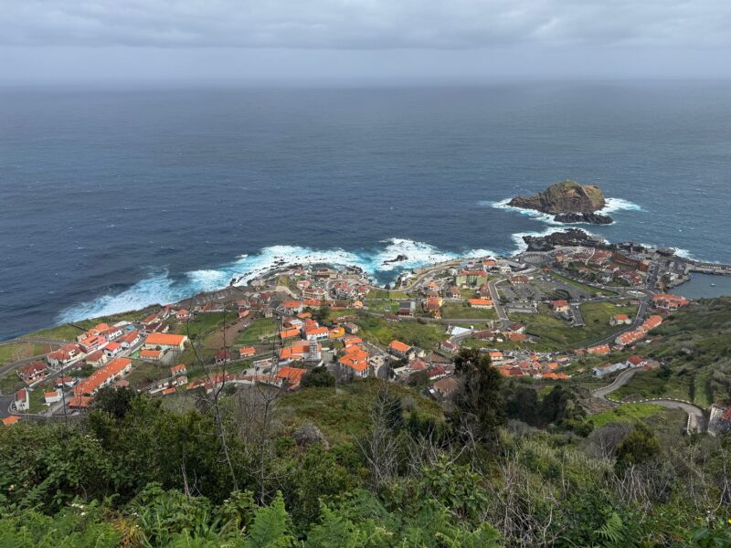 Le point de vue plongeant sur Porto Moniz, depuis les hauteurs du Miradouro da Santinha, en arrivant par la ER101 depuis Ponta do Pargo