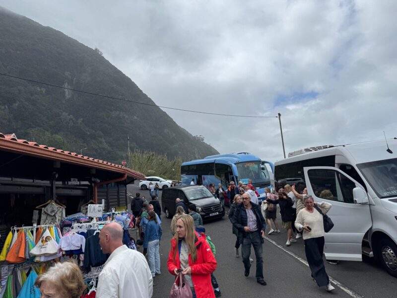 L'envers du décor, au Miradouro do Véu da Noiva, après l'arrivée d'un car de touristes TUI
