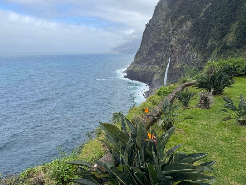 La cascade du "voile de la mariée", au niveau du Miradouro do Véu da Noiva sur la route ER101, en direction de São Vicente