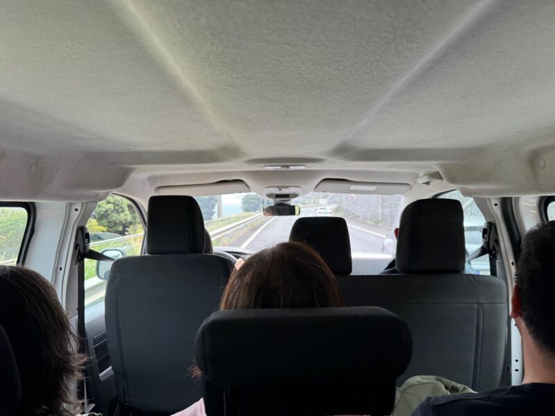 À l'intérieur du van de notre loueur de voitures à Madère (RentX), entre ses locaux de Machico et l'aéroport de Funchal