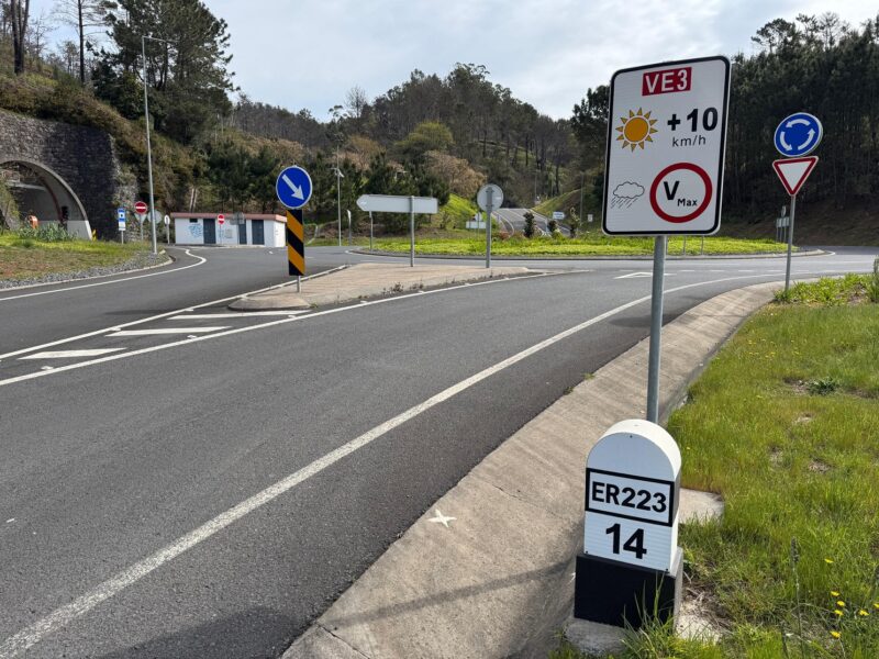 À Madère, ces panneaux indiquent l'entrée dans une zone où la limitation de vitesse est relevée de 10km/h par beau temps
