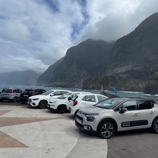Ma voiture de location garée au parking de la plage de Seixal, au nord de l'île de Madère (Portugal)