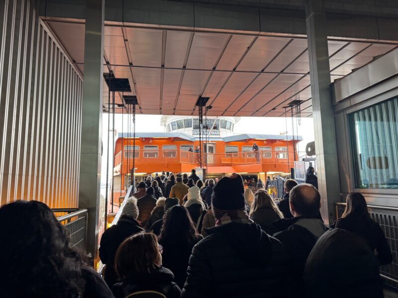 Des passagers embarquent à bord d'un ferry pour Staten Island, au niveau du Whitehall Terminal