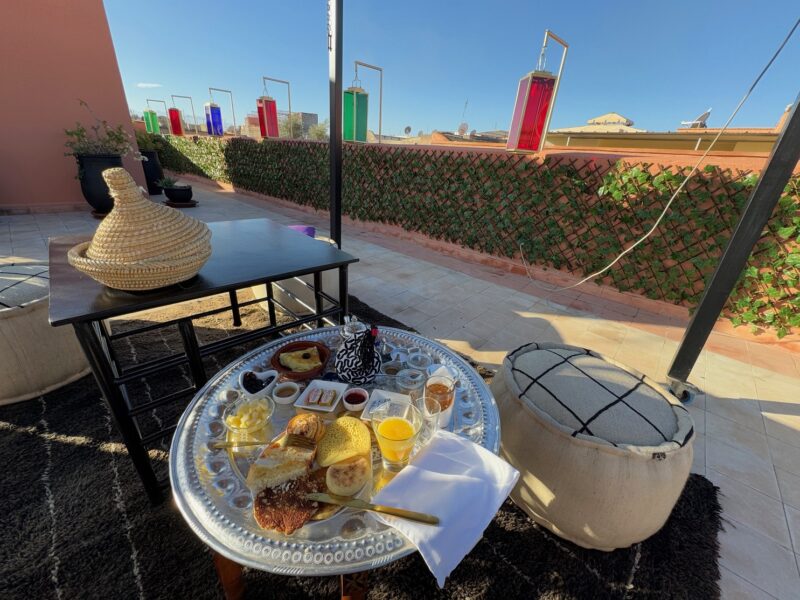 Quoi de mieux pour bien débuter la journée à Marrakech qu'un petit-déjeuner sous le soleil, sur le toit-terrasse de mon riad ?