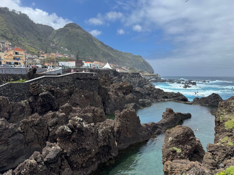 Les piscines naturelles Aquário offrent une expérience de baignade plus authentique que les autres piscines naturelles aménagées plus à l'ouest de Porto Moniz
