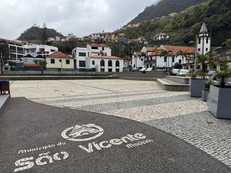 La place principale près de l'église de São Vicente, un endroit charmant et authentique où se promener quelques instants, entre mer et montagnes