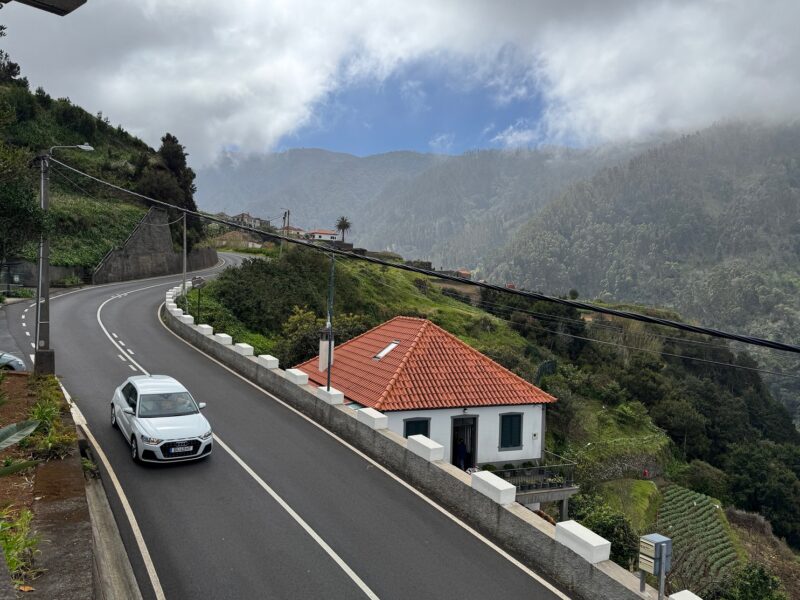 Le point de vue sur l'ER209, à Ribeira de Janela au nord-ouest de Madère, près de Porto Moniz