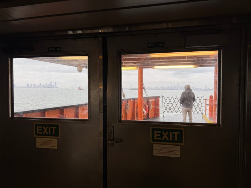 La porte donnant vers l'un des ponts extérieurs, à bord d'un ferry pour Staten Island