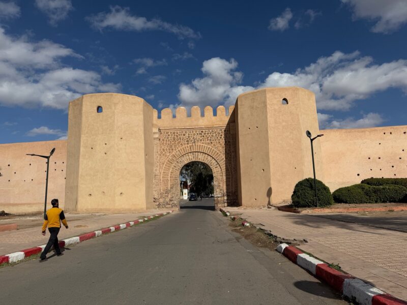 La médina de Marrakech est protégée par d'imposants remparts, qui marquent la frontière avec la nouvelle ville