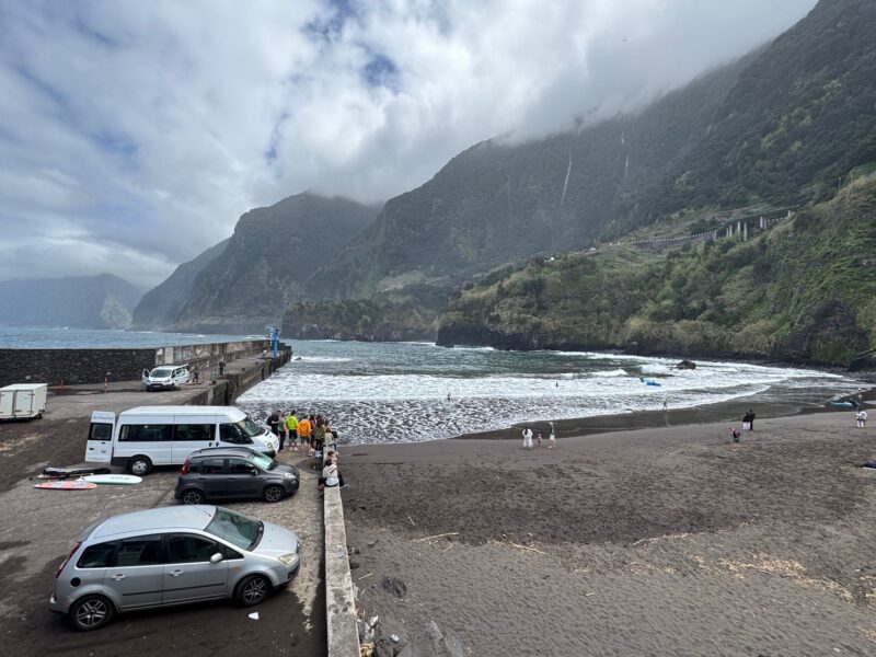 Praia do Porto do Seixal, l'une des rares plages de sable (noir) à Madère