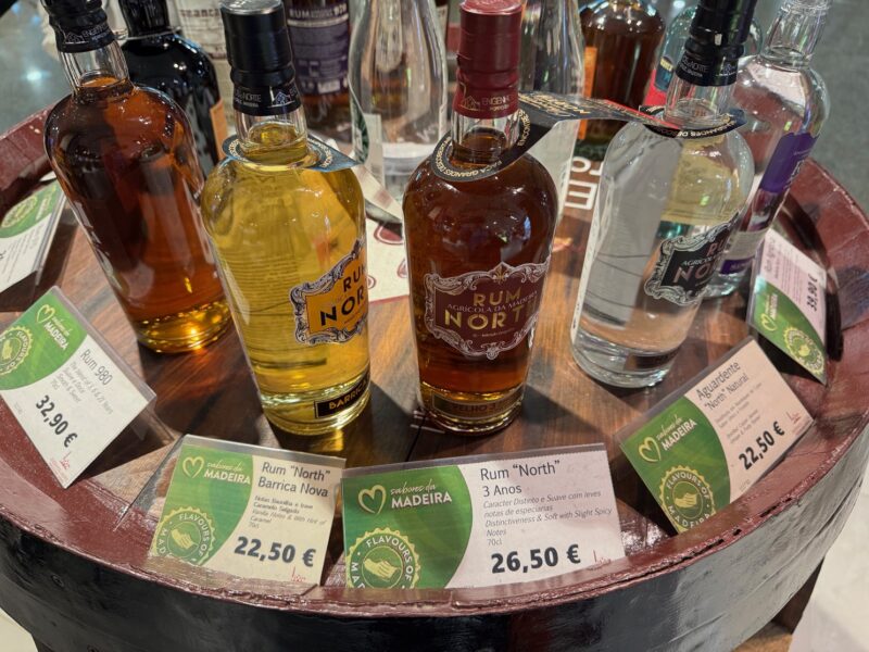 Le prix des rhums locaux à l'entrée du duty-free de l'aéroport de Funchal, à Madère : bien plus chers qu'à la distillerie !
