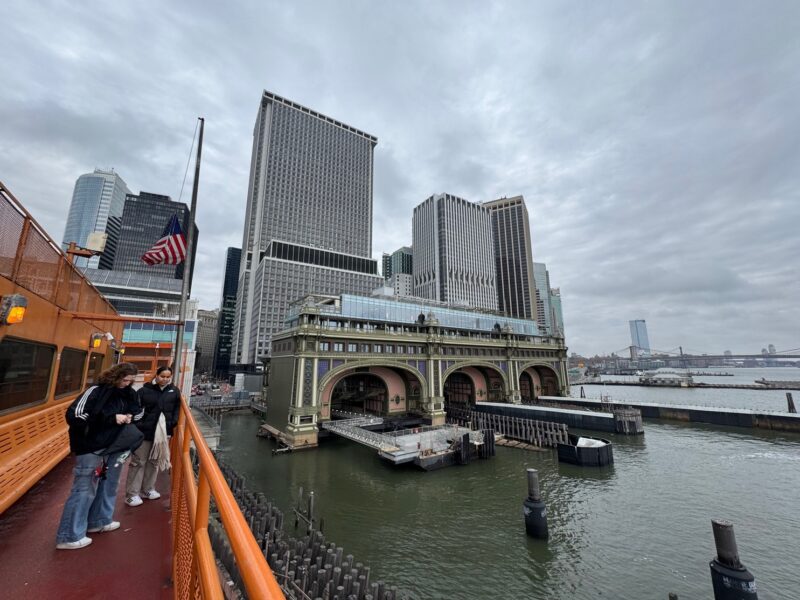 Le Whitehall Terminal, le bâtiment d'où partent les ferrys pour Staten Island à la pointe sud de Manhattan