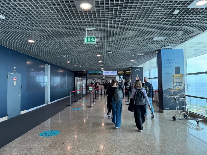 Le poste d'inspection-filtrage de l'aéroport de Funchal à Madère dispose d'une ligne rapide (Fast Lane), accessible aux passagers Flying Blue Platinum voyageant avec Transavia France
