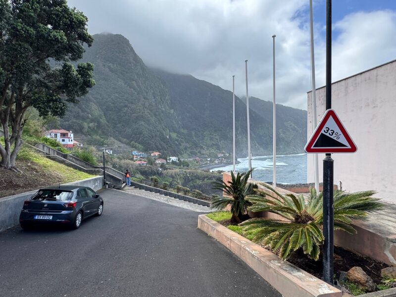 Pour accéder aux piscines naturelles de Seixal, au nord de Madère, la route a un dénivelé de 33% : mieux vaut avoir un bon moteur, et pas peur des démarrages en côte !