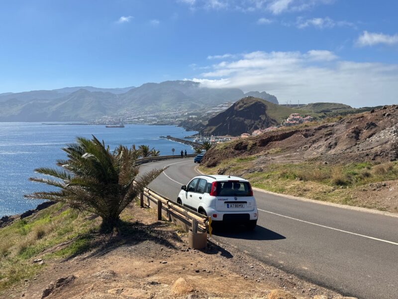 La vue sur Caniçal, depuis la route ER109 au niveau de la Ponta de São Lourenço (à l'extrémité Est de Madère)