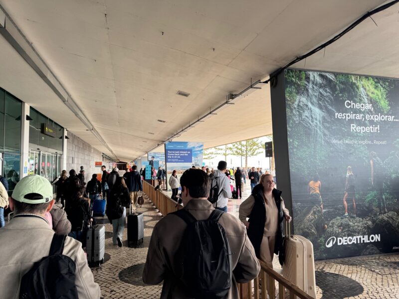 Vue à la sortie de l'aéroport de Funchal (Madère), au niveau des arrivées