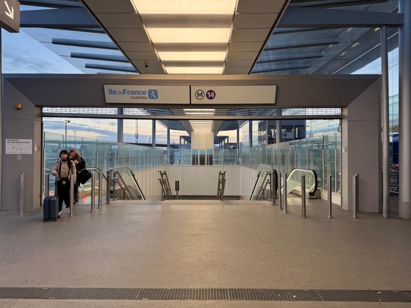 La sortie de la ligne 14 du métro se trouve juste en face du terminal d'où partent les vols de Transavia à l'aéroport d'Orly