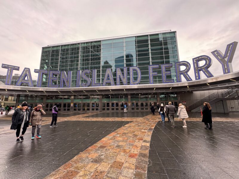 Les lettres capitales "STATEN ISLAND FERRY" indiquent l'entrée du Whitehall Terminal, où embarquer vers Staten Island pour une croisière gratuite