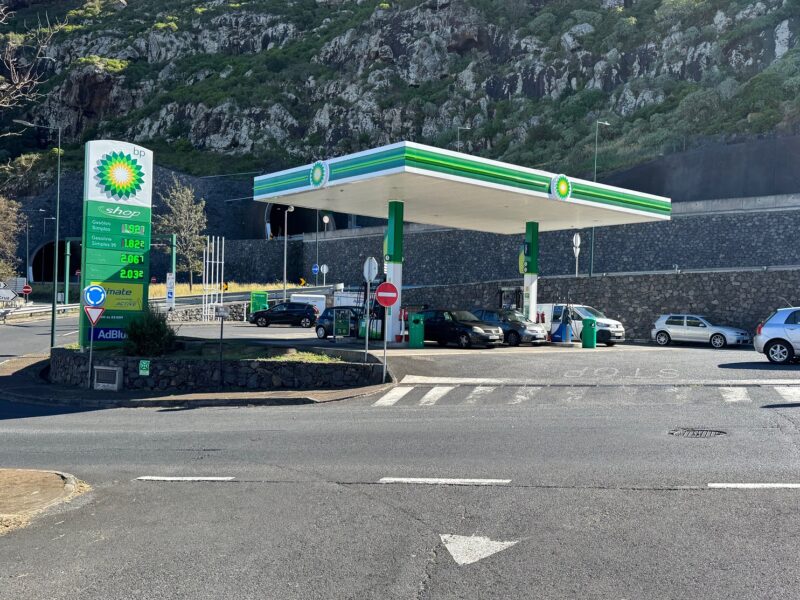 La station-service BP de Machico, au nord de l'aéroport de Funchal, sur l'île de Madère (Portugal)