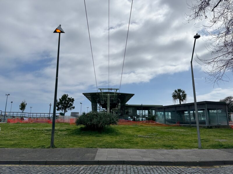 La station du Teleférico do Funchal dans le centre-ville historique (fermée pour travaux, lors de mon voyage en mars/avril 2026)